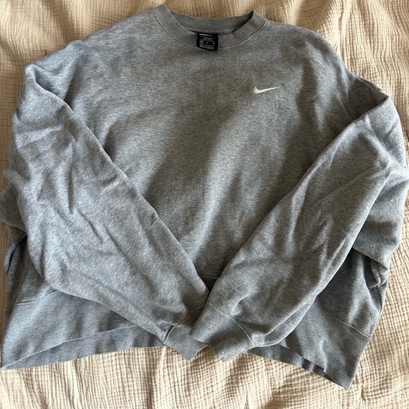 Nike Tops - Nike women’s sweatshirt